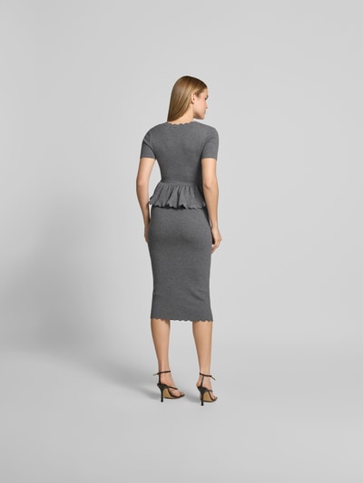 Frauenmodel trägt Slim Fit Midikleid mit Woll-Anteil von Self-Portrait in grauer Strick-Optik, kurzärmelig, Rückansicht Ganzkörperansicht. Gesamtlänge 120 cm, Brustweite 39 cm, Taillenweite 28 cm, Baumwoll-Woll-Mix.