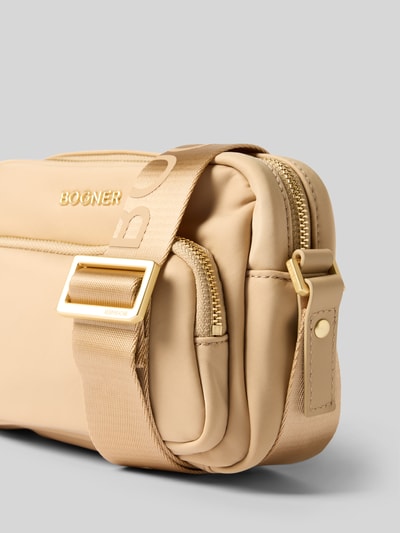 Produktfoto, Umhängetasche mit Label-Detail Modell 'klosters neve lidia' von BOGNER in Beige mit goldfarbenen Details, glatte Oberfläche, Kontext: Damen Umhängetasche mit Reißverschluss, Schulterriemen 110 cm, Maße 20x14x9 cm