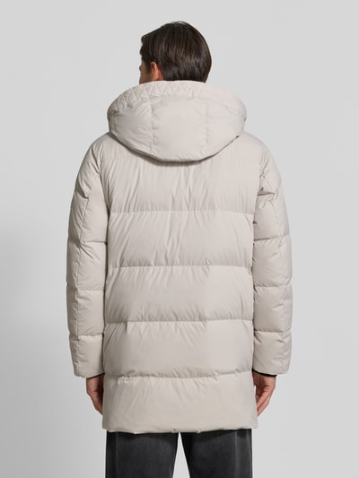 Männermodel trägt Regular Fit Daunenjacke mit Kapuze von Marc O'Polo, unifarben, wattiert, glatte Textur, Ganzkörperansicht Rückansicht.