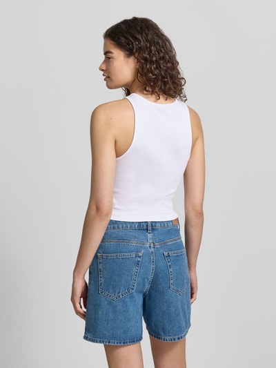 Frauenmodel trägt Slim Fit Top aus Baumwoll-Mix Modell 'SHELLY' von Only, Optik: Unifarben, Feinripp, Ganzkörperansicht Rückansicht.