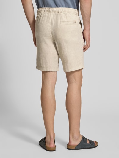 Mannelijk model draagt korte broek van katoenmix in beige van Jack & Jones, model 'STACE MYKONOS', regular fit met tunnelkoord, bandwijdte maat M 44 cm, binnenbeenlengte maat M 24 cm, materiaalmix, volledige achterkantaanzicht.