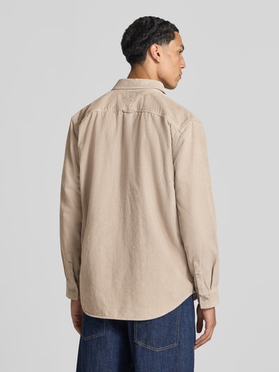 Männermodel trägt Regular Fit Cordhemd mit Logo-Patch von Tommy Jeans, beige, strukturierte Oberfläche, Herren Freizeithemd, Ganzkörperansicht Rückansicht.