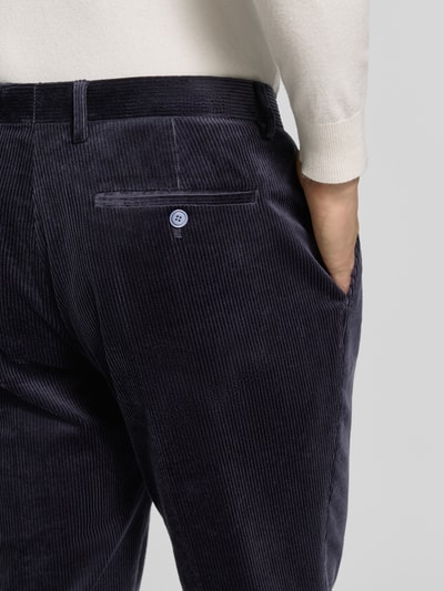 Männermodel trägt Cordhose mit Gesäßtaschen von MCNEAL aus Baumwoll-Elasthan-Mix, Regular Fit, Nahaufnahme Gesäßbereich.
