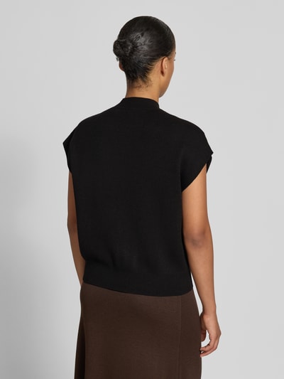 Frauenmodel trägt schwarzen Loose Fit Pullover aus Viskose-Baumwoll-Mix Modell 'ELLY' von VERO MODA, Damen Pullover, Ganzkörperansicht Rückansicht.