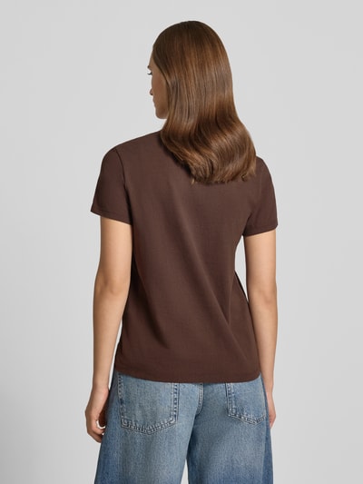 Frauenmodel trägt Loose Fit T-Shirt aus reiner Baumwolle von Levi's®, braun, kombiniert mit blauer Jeans, Ganzkörperansicht Rückansicht. Damen T-Shirt von Levi's®.