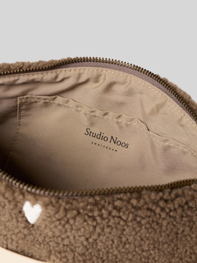 Produktfoto, Shoulder Bag aus Teddyfell von Studio Noos, braunes kuschliges Teddyfell mit Allover-Motiv-Stitching, Logo-Patch innen, Hauptfach mit Reißverschluss, beige Innenfutter, verstellbarer Schulterriemen, Maße ca. 40x20x12 cm, Länge Schulterriemen ca. 62 cm, strukturierte weiche Oberfläche