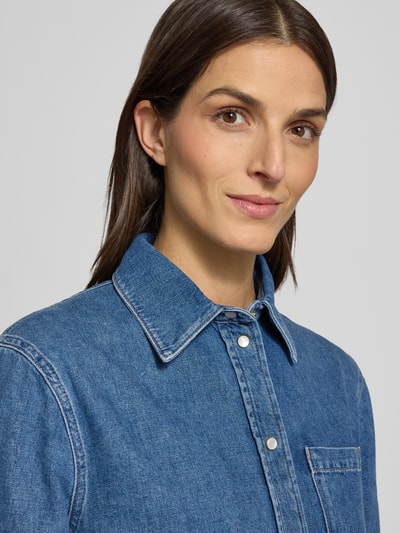 Frauenmodel trägt Jeansjacke mit Knopfleiste Modell 'Ivy' von Windsor, reine Baumwolle, Regular Fit, blauer Denim, Nahaufnahme Oberkörper.