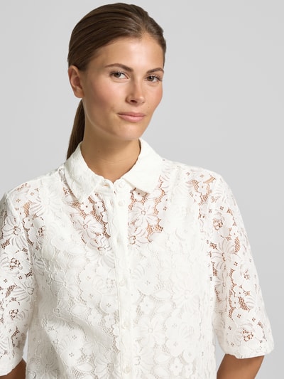 Frauenmodel trägt Regular Fit Bluse aus Baumwoll-Mix Modell 'HONEY' von Vero Moda in Optik: Unifarben mit Allover-Muster, Nahaufnahme Oberkörper.