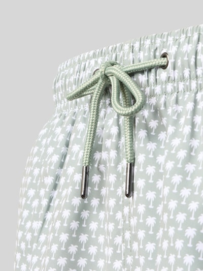 Produktfoto, Badehose mit Gesäßleistentasche von MCNEAL in Grün mit Palmenmuster, Elastischer Bund mit Kordelzug, Logo-Stitching, Loose-Fit