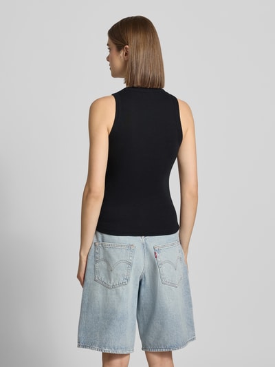 Frauenmodel trägt Tanktop in Ripp-Optik Modell 'Philips' von Carhartt Work In Progress, schwarzer Baumwoll-Elasthan-Mix, Slim-Fit, Rundhalsausschnitt, Rückenlänge bei Größe S: 53 cm, Ganzkörperansicht Rückansicht.