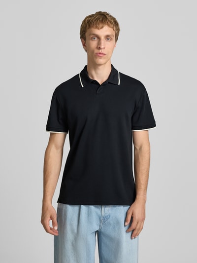 Männermodel trägt Regular Fit Poloshirt aus Baumwoll-Mix Modell 'TOMON' von Only & Sons, Optik: Unifarben, Ganzkörperansicht von vorne.