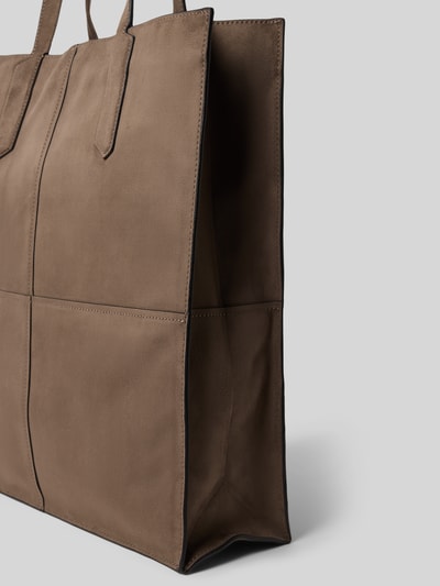 Produktfoto, Tote Bag mit Label-Detail Modell 'AMY' von LIEBESKIND BERLIN w brązie, prostokątny kształt, widoczna tekstura skóry, szerokość 35 cm, długość 40 cm, głębokość 11 cm, rączki i zamknięcie na zatrzask, kontekst: damska torba na ramię z kieszenią wewnętrzną na zamek, długość paska 60 cm.
