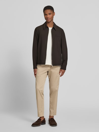 Männermodel trägt Jacke mit Kentkraag en ritssluiting model 'JOTTAR' van Drykorn, regular fit, beige broek, Ganzkörperansicht van voren.