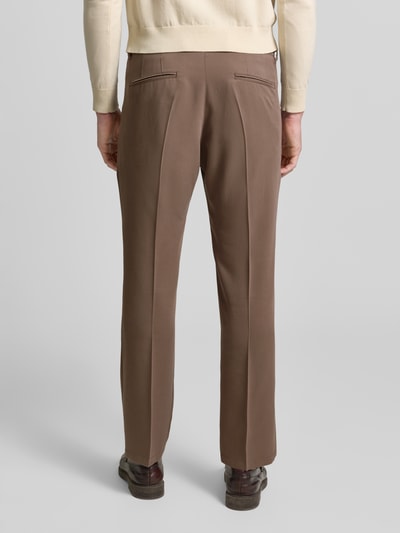 Männermodel trägt braune Straight Fit Stoffhose aus Lyocell-Mix Modell 'Leek' von Drykorn mit Bügelfalten, Ganzkörperansicht Rückansicht