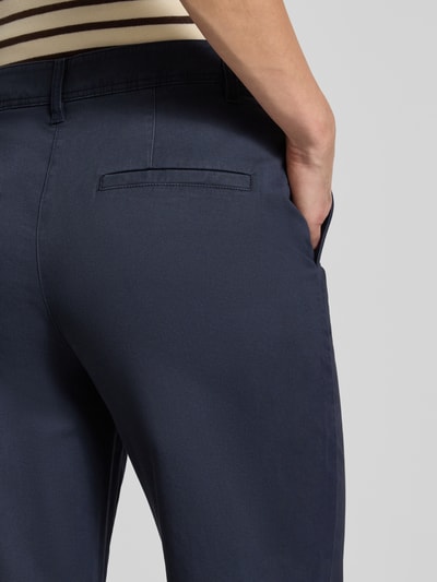 Frauenmodel trägt dunkelblaue Regular Fit Chino aus Baumwoll-Lyocell-Mix von Marc O'Polo, Damen Chino, Nahaufnahme Rückansicht.