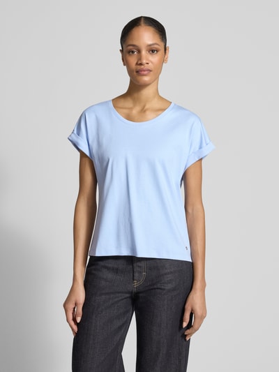 Frauenmodel trägt T-Shirt mit Rundhalsausschnitt von monari in Hellblau, reine Baumwolle, Regular Fit, Ärmel mit Aufschlag, Ganzkörperansicht von vorne.