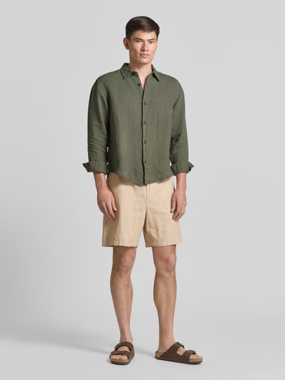 Männermodel trägt Leinenshorts mit elastischem Bund von GAP, Beige, Loose-Fit, Baumwolle-Leinen-Mix, Eingrifftaschen, Kordelzug, Ganzkörperansicht von vorne.