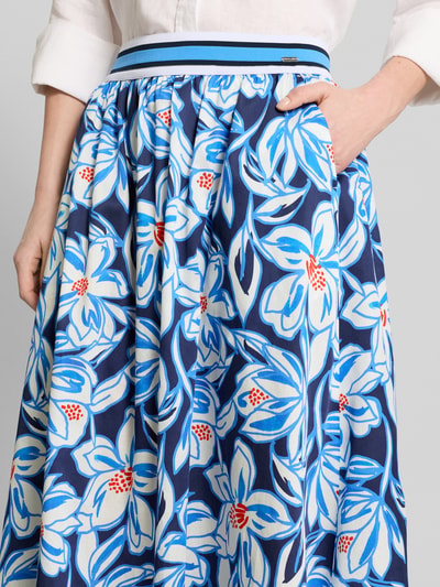 Frauenmodel trägt Midirock mit Raffungen von WHITE LABEL aus reiner Baumwolle mit floralem Muster, A-Linie, elastischer Bund, Nahaufnahme Oberkörper.