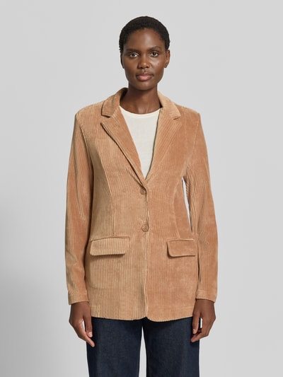 Frauenmodel trägt Slim Fit Blazer aus Cord Modell 'TAMARY' von ICHI in Beige mit Reverskragen und Pattentaschen, Ganzkörperansicht von vorne, Baumwoll-Mix mit Stretch-Anteil, Knopfverschluss.