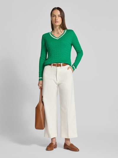 Vrouwenmodel draagt Slim Fit Longsleeve in Strick-Optik van Christian Berg Woman in groen, katoenmix, v-hals, elastische randen, vooraanzicht volledige lengte.