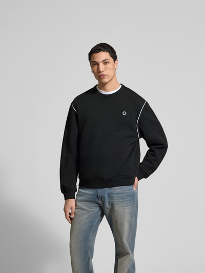 Männermodel trägt Sweatshirt aus reiner Baumwolle von Kenzo in Schwarz mit Label-Detail und elastischen Abschlüssen, lockere Passform, Rundhalsausschnitt, Rückenlänge bei Größe M: 65 cm, Ganzkörperansicht von vorne.