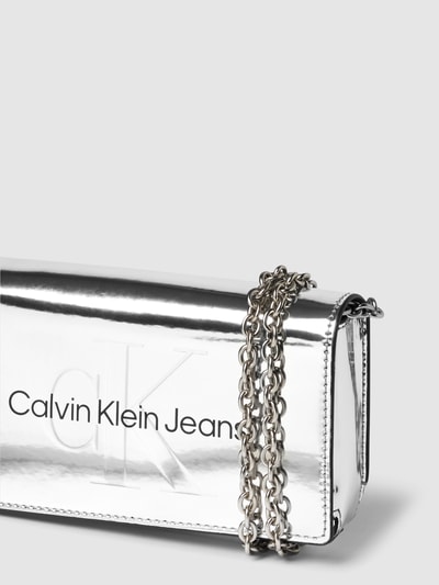 Calvin Klein Jeans Umhängetasche mit Label-Print Modell 'SCULPTED' Silber 3