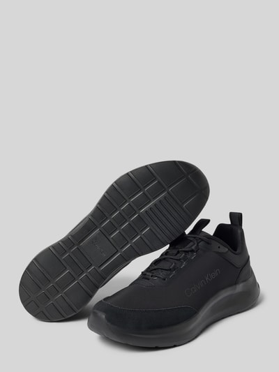Produktfoto, zwarte heren sneakers met leer, gladde structuur, brede zool, model 'LIGHT EVA' van CK Calvin Klein