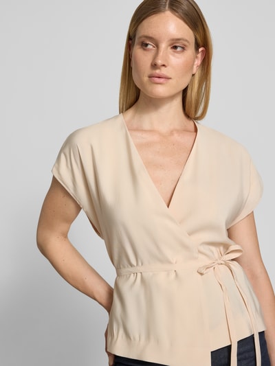 Vrouwenmodel draagt 'Weste met V-hals' van Christian Berg Woman Selection in beige, modalmix, getailleerde pasvorm, wikkellook, afneembare tailleband, ruglengte maat 36: 62 cm, schouderbreedte: 45 cm, borstwijdte: 49 cm, nahaufnahme bovenlichaam.