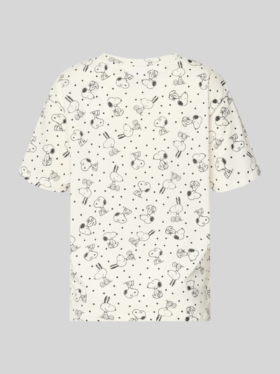 Frauenmodel trägt Pyjama-Oberteil mit Motiv-Print von Jake*s Casual, Weiß mit schwarzem Print, Reine Baumwolle, Relaxed-Fit, Rundhalsausschnitt, Ganzkörperansicht Rückansicht.