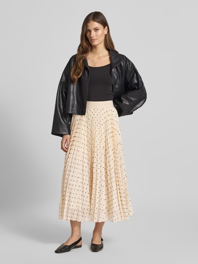 Frauenmodel trägt Midirock mit Plisseefalten Modell 'Salma2' von JOOP! im Allover-Look, A-Linie, elastischer Bund, Ganzkörperansicht von vorne.