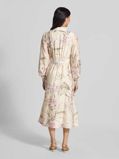 Vrouwenmodel draagt avondjurk uit mix van lyocell en linnen Model 'Hazel' van Forever New met bloemenprint, maxilengte, getailleerd, Ganzkörperansicht Rückansicht.