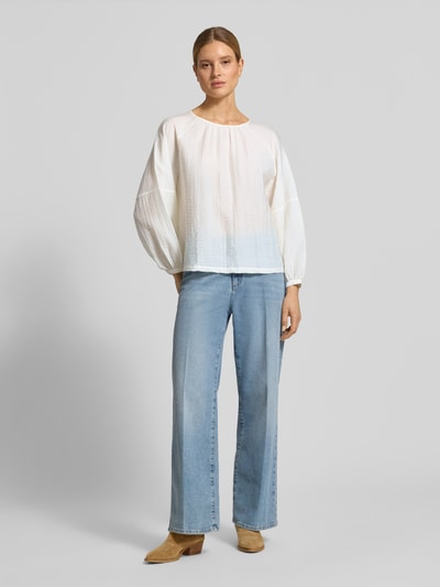 Kobiece modelka nosi blusenshirt z mieszanki lyocellu, luźny krój, okrągły dekolt, raglanowe rękawy, model 'Fibiza' od OPUS, jasne kolory, faktura lekko marszczona, długość tyłu 59 cm, długość rękawów 66 cm, pełny widok z przodu.