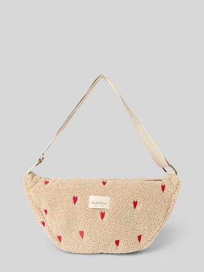 Produktfoto, beige Shoulder Bag aus Teddybont von Studio Noos met rode hartjes, hoofdvak met ritssluiting, verstelbare schouderband, logopatch