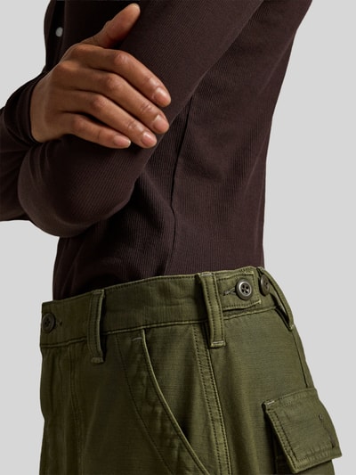 Kobiece modelka nosi Tapered Stoffhose aus reiner Baumwolle od Polo Ralph Lauren, zielony kolor, bawełna, szlufki, kieszenie, wysoki stan, zbliżenie na biodra