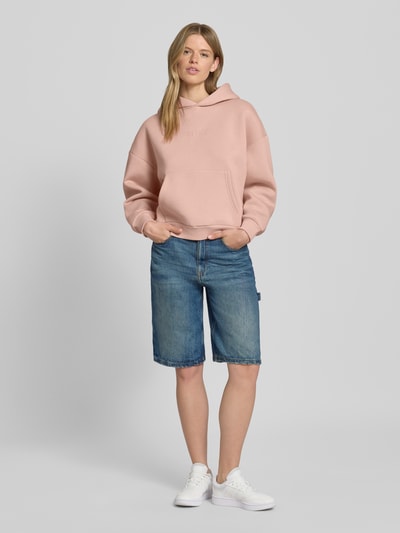 Review Bluza z kapturem, wyhaftowanym logo i kieszenią kangurką Brudnoróżowy 1