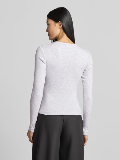 Vrouwenmodel draagt Slim Fit shirt met lange mouwen van katoenmix model 'CHLOE' van VERO MODA, grijs, Dames Langarmshirt, geheel lichaam achteraanzicht.