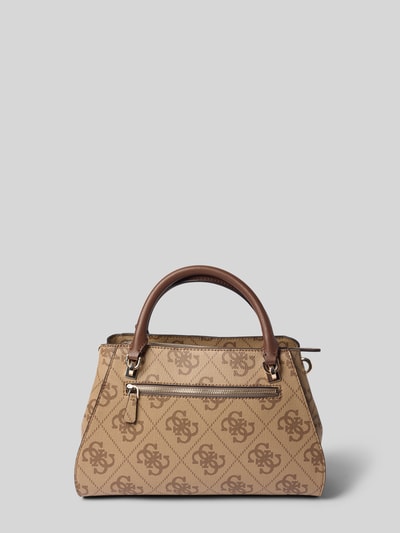Produktfoto, Handtasche in Leder-Optik Modell 'Noelle' von GUESS in Beige und Braun mit Logo-Detail, Magnetverschluss, abnehmbarer Schulterriemen, geteiltes Hauptfach, Maße 26x22x12 cm, Schulterriemen 122 cm.