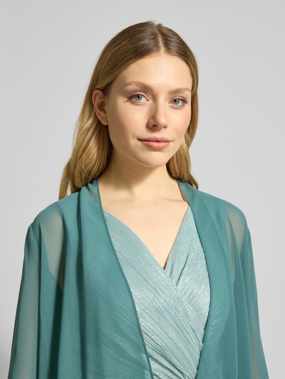 Modelka nosi Jacke aus Chiffon in offener Passform von Vera Mont, półprzezroczysty szyfon, krój otwarty, długość tyłu w rozmiarze 36: 46 cm, półzbliżenie na górną część ciała.