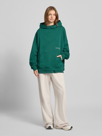 Karo Kauer Oversized Hoodie mit Label-Print und Känguru-Tasche Dunkelgruen 1