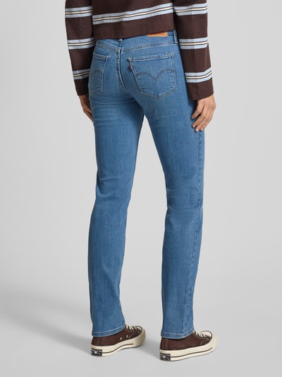 Kobiece modelka nosi Straight Fit Jeans mit Label-Patch Modell '314™ SHAPING STRAIGHT' od Levi's®, jasnoniebieski denim, 5 kieszeni, widok całej sylwetki z tyłu.