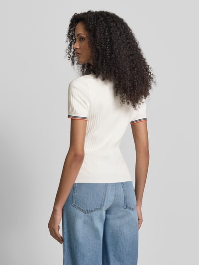 Frauenmodel trägt Slim Fit Poloshirt aus Viskose-Mix in Strick-Optik von Jake*s Casual, kurzärmelig, Rückansicht, Rückenlänge 52 cm