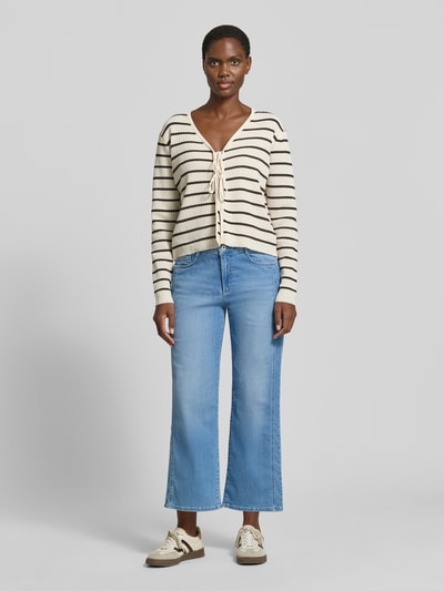 Frauenmodel trägt Regular Fit Culotte aus Baumwoll-Mix von Brax in Denim-Optik, 5-Pocket-Design, Cropped-Länge, Ganzkörperansicht von vorne.
