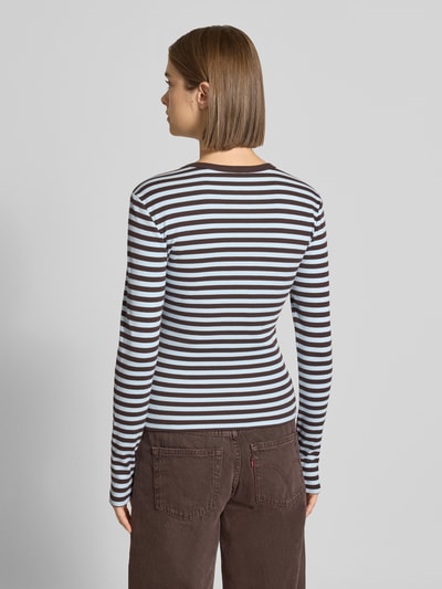 Frauenmodel trägt Regular Fit Langarmshirt aus Baumwoll-Mix Modell 'VAL' von ONLY, braun-weiß gestreift, Damen Langarmshirt, Ganzkörperansicht Rückansicht.