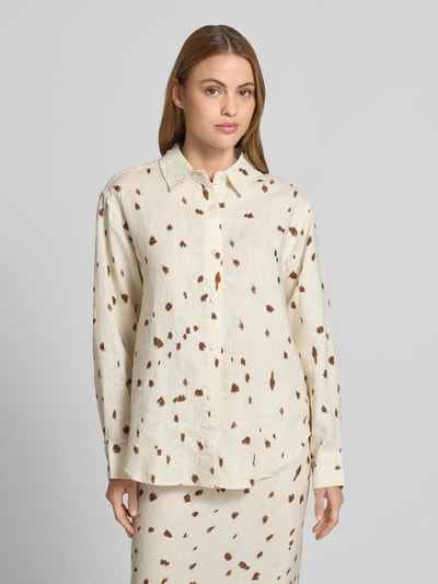 Modelka kobieca nosi Regular Fit Leinenbluse im Allover-Look Modell 'LOVES' od Samsøe Samsøe, czysty len, krój regular fit, długość pleców 72 cm, długość rękawa 58 cm, kremowe tło z brązowymi plamkami; widok całej sylwetki z przodu.