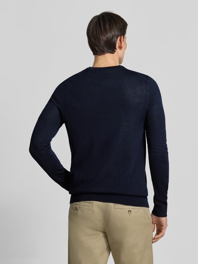 Männermodel trägt Strickpullover aus Woll-Mix mit V-Ausschnitt von Christian Berg Men, dunkelblau, Regular Fit, Rückansicht, Ganzkörperansicht Rückansicht.