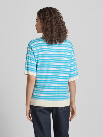 Frauenmodel trägt Strickshirt mit Polokragen Modell 'VILDA' von JJXX aus Viskose-Mix, Gerader-Schnitt, 1/2-Arm, Rückenansicht.