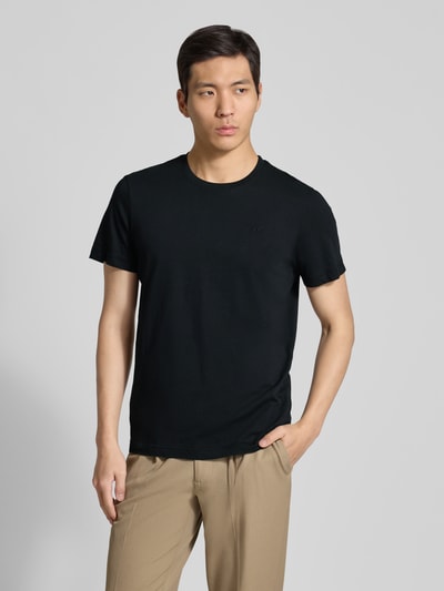Männermodel trägt Regular Fit T-Shirt aus reiner Baumwolle von Tom Tailor, Optik: Unifarben, Logo-Stitching, Rundhals, Kurzarm, Ganzkörperansicht von vorne.