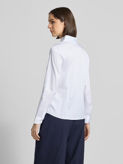 Männermodel trägt bluzka koszulowa Hemdbluse mit Stehkragen und V-Ausschnitt von Christian Berg Woman, mieszanka bawełny z dodatkiem streczu, taliowany krój, stójka, dekolt w serek, listwa guzikowa, długość tyłu w rozmiarze 38: 62 cm, długość rękawów w rozmiarze 38: 62 cm, widok całej sylwetki z tyłu