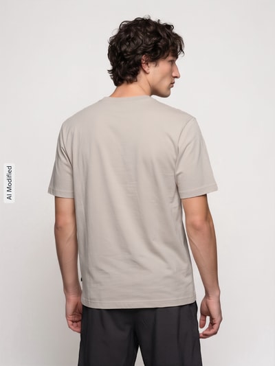 adidas Sportswear Regular Fit T-Shirt mit kleinem Socken-Print Beige 5