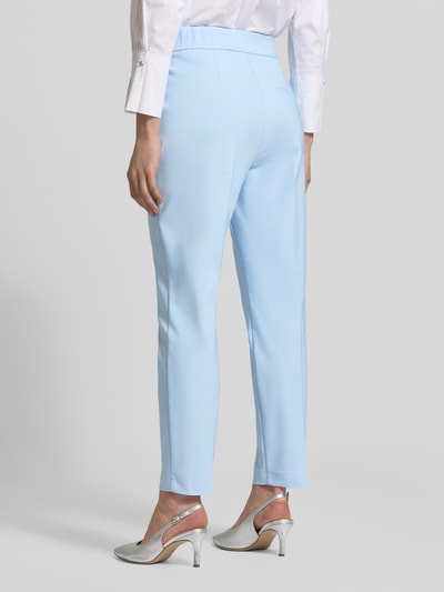 Vrouwenmodel draagt Regular Fit stoffen broek met katoen van s.Oliver BLACK LABEL, look: effen, persplooien, boord elastisch, steekzakken, muntzakje en achterzakken als detail, schiebehaken en verdekte ritssluiting. Ganzkörperansicht Rückansicht.